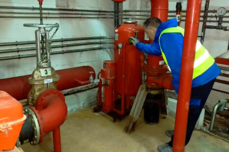 Revisar los sistemas contra incendios